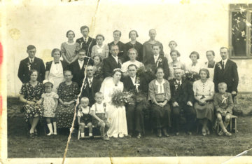 Svatba prastrýce Oldřicha. Rodina Krčova vlevo dole. 