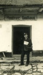 Poštmistr František Vymlátil před hospodou v Koutech nad Desnou.